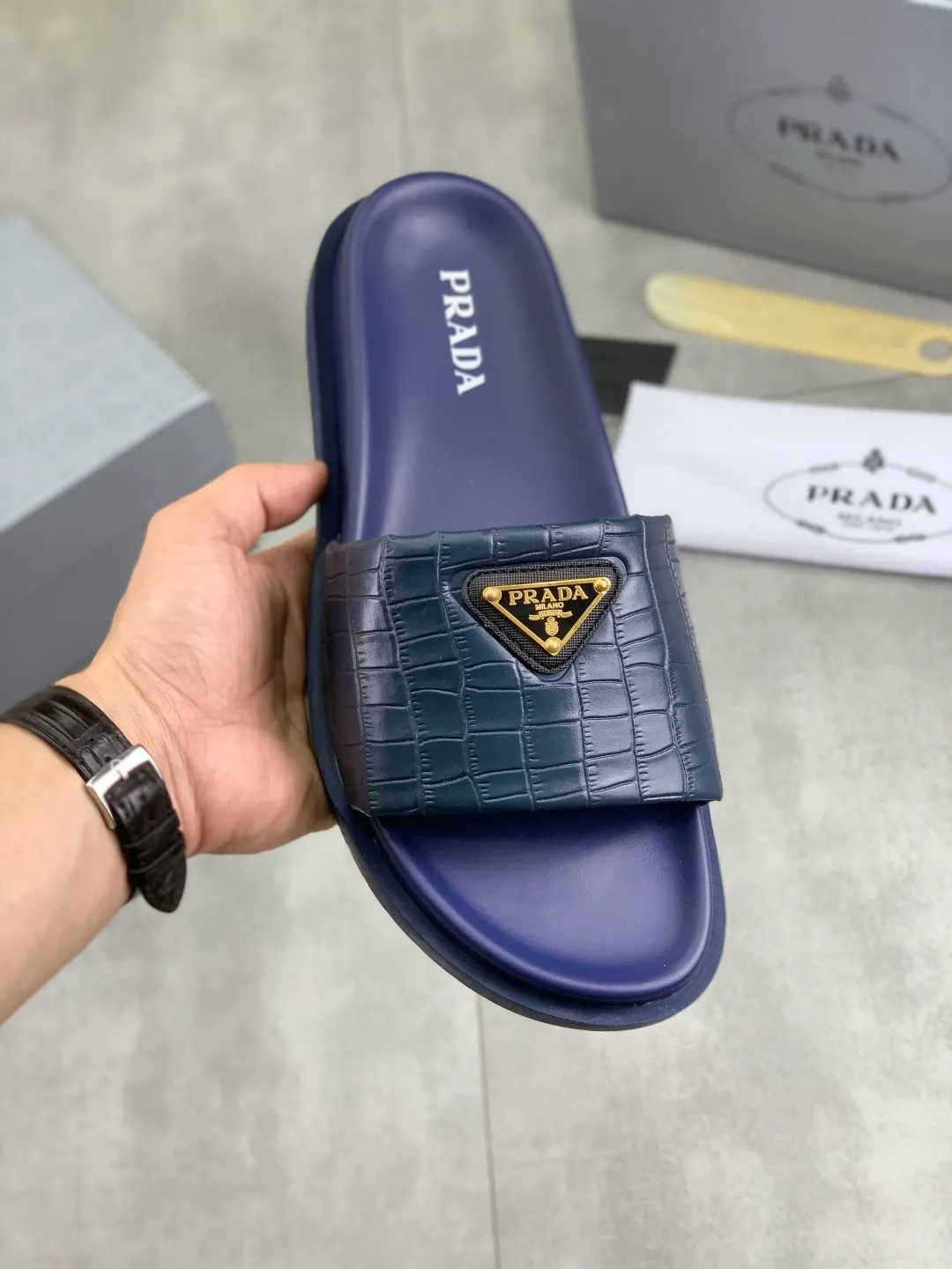 Men's shoes 💰P320💰【New style】🎁🎁🎁 PRADA Prada's new casual slippers, original official website, perfect workmanship, conveying a kind of noble luxury, sublimating its definition of luxury in Prada's high-end extraordinary craftsmanship. Original combination outsole, code number: 38-44 (45 customized) Multiple colors 🉑️ to choose from
